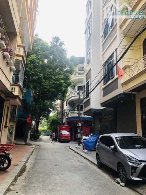 Bán nhà phố Trần Quốc Hoàn, ô tô tránh, 35m2, phân lô, giá 7.9 tỷ